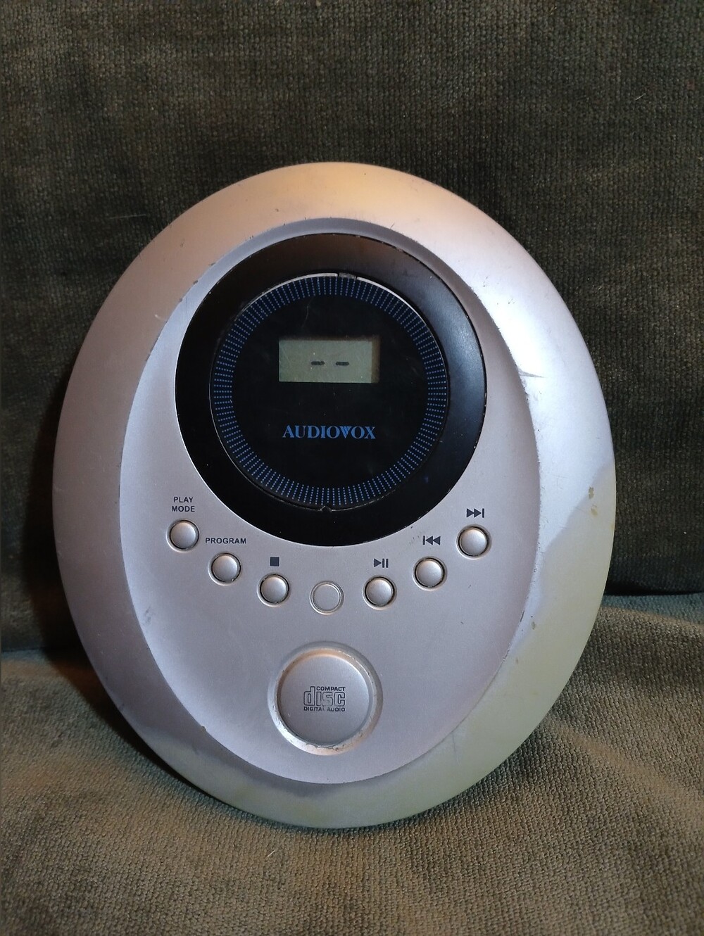 Audiovox portable compact disc player, model DM8220S